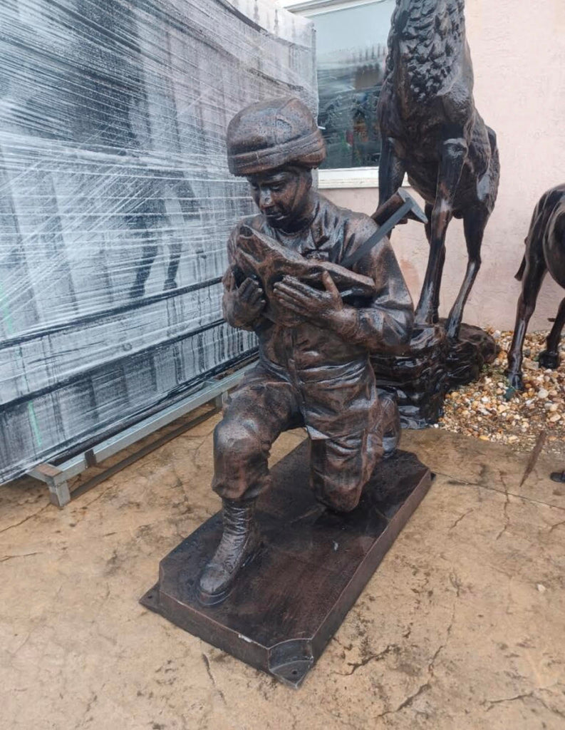 Soldier kneeling aluminum statue